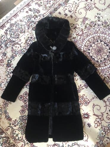 срочно продаю в связи с переездом: Продаю шубу мутон+норка рукава съёмные размер 46 состояние новой — 2
