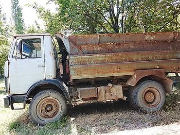 Самосвал МАЗ (ориентировочно серия 5337/5549, кабина «круглая»)