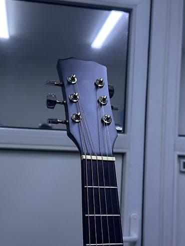 Гитаралар: Акустическая гитара с вырезом (cutaway), матовый чёрный цвет — 3