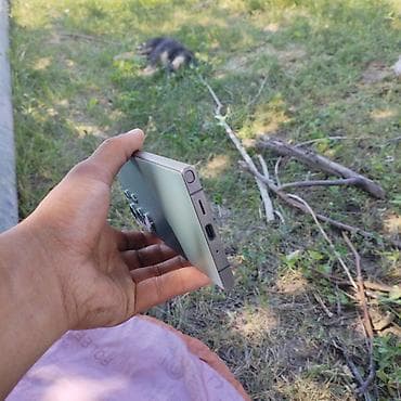 pl 4: Смартфон с большим безрамочным дисплеем и прямыми гранями в стиле — 3