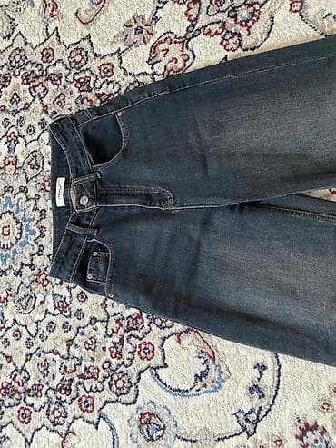 Джинсы темно-синего цвета с легким выцветанием. Прямой широкий крой по