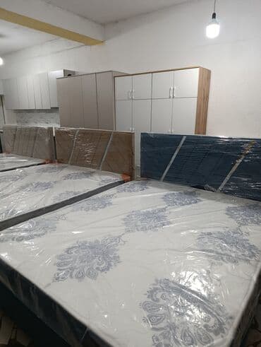 круглая кровать: Кровать с матрасом, предназначенная для комфортного сна. Изголовье — 1