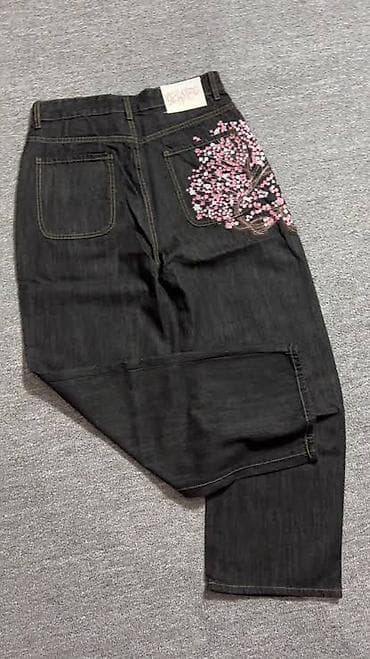 жынса: Джинсы Сакура из плотного тёмно‑синего денима с вышивкой «Сакура». - — 2