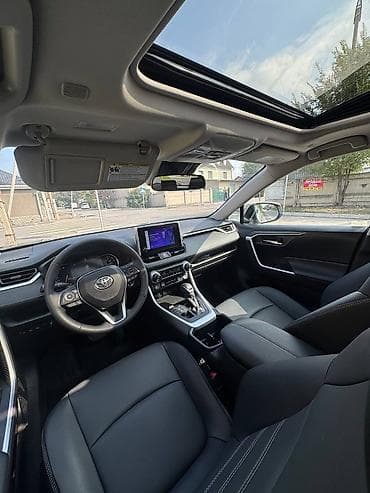 Toyota RAV4: 2024 г., 2.5 л, Автомат, Бензин, Кроссовер