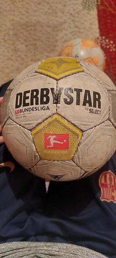 Мячи: Набор из двух футбольных мячей: 1) Derbystar Brillant APS — — 2