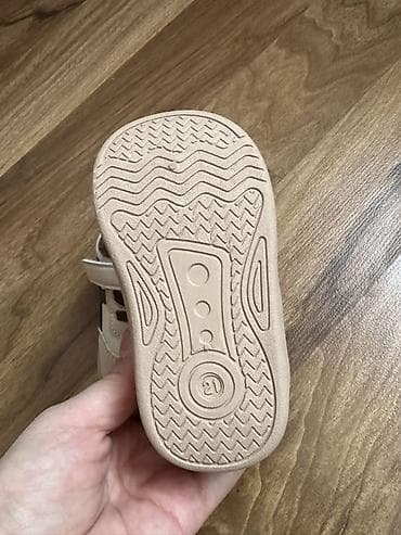 Джинсы и брюки: Кроссовки новые

Размер: 21 (стелька 13,5) — 4