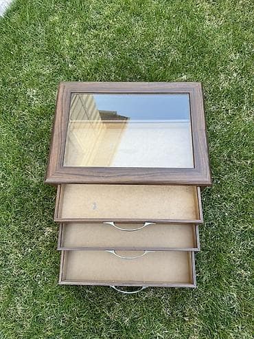 комод тумба: Деревянный органайзер с витринной крышкой и тремя выдвижными ящиками — 3