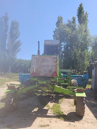 r14 175: Комбайн зерноуборочный с жаткой - Самоходный комбайн зелёного цвета с — 3