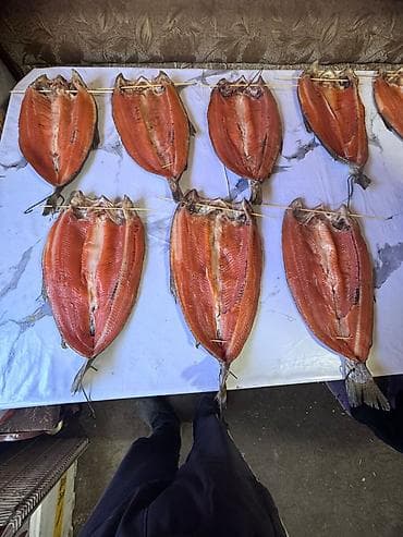 Выпечка, хлебобулочные изделия: Холодного копчения рыба, разделанная «книжкой» и подвешенная на — 1