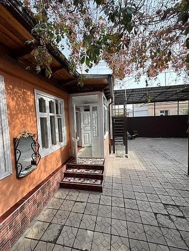 Үйлөр: Продаётся просторный частный дом с благоустроенным двором. - — 4