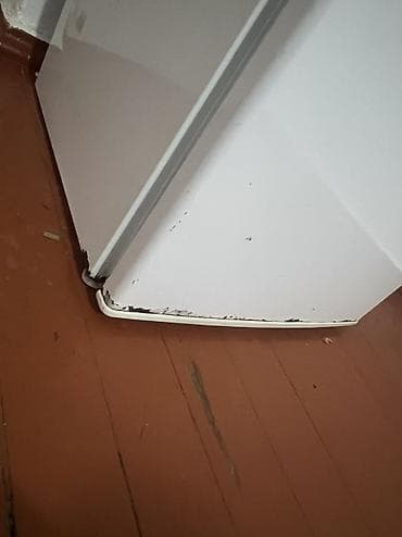 fridge: Холодильник двухкамерный, белый. Особенности: - Верхняя морозильная — 8