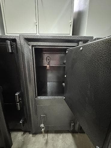 сейф бухгалтерский: Размер 850х470х380Сейф металлический, взломо- и огнестойкий. - — 2