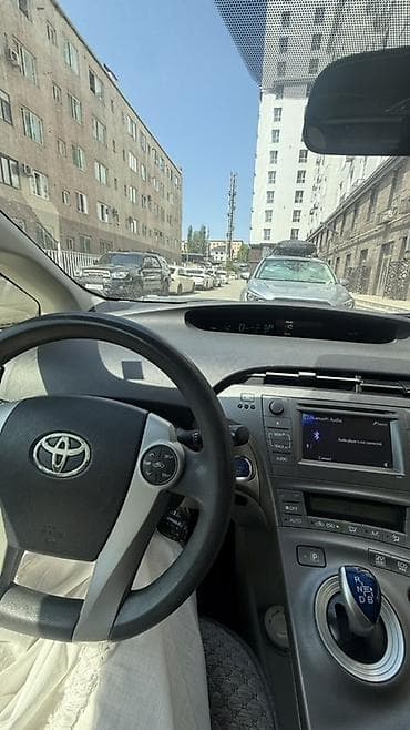 2 4 д: Toyota Prius: 2015 г., 1.8 л, Автомат, Гибрид, Хэтчбэк — 5