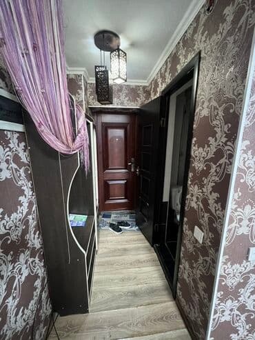 срочно продаётся 1 комнатная квартира в районе ошского рынка: 2 бөлмө, 50 кв. м, Хрущевка, 2 кабат, Косметикалык ремонт — 4