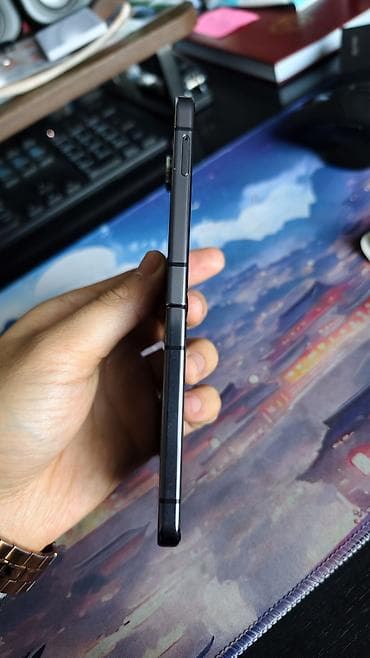 раскладной самсунг: Смартфон‑раскладушка с гибким внутренним дисплеем и внешней панелью — 2