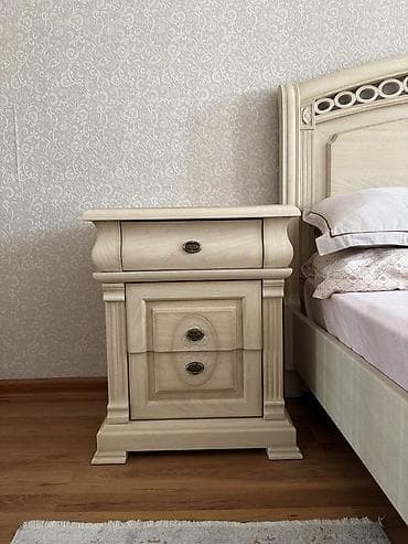 small table: Прикроватная тумба в классическом стиле. - Материал: массив/МДФ с — 1