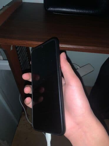 Смартфон с Android - Экран: около 6–6.5", каплевидный вырез под