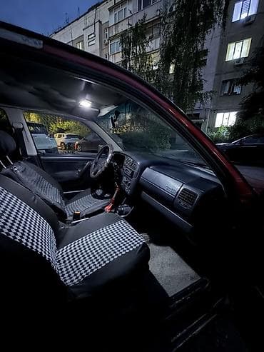 неделю: Volkswagen Golf: 1994 г., 1.8 л, Механика, Бензин, Хэтчбэк — 9