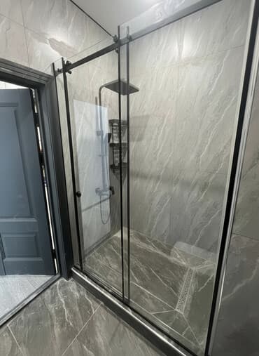Раздвижная душевая перегородка из закалённого стекла с матово‑чёрной