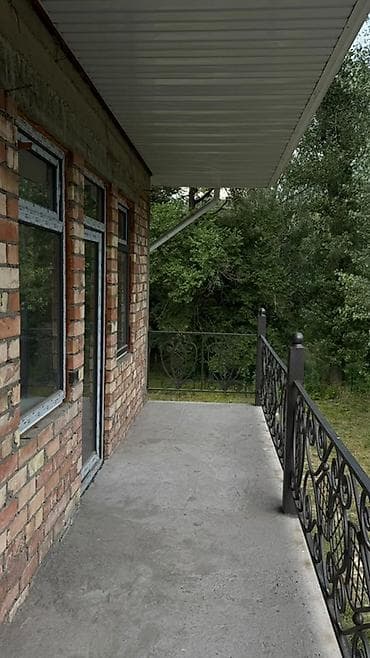 Дома: Двухэтажный кирпичный дом с просторным балконом и видом на зелёную — 3