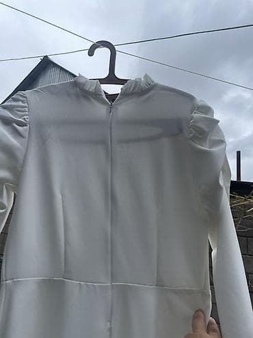 будущих мам: Длинное белое платье в минималистичном стиле. - Силуэт: расклешённый — 4