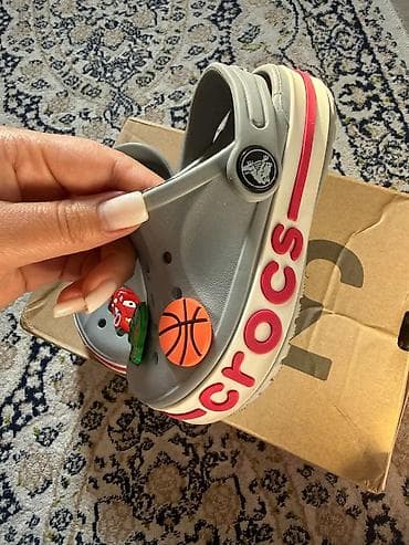 gruda sos: Детские сабо Crocs (серые) с ремешком и яркими джиббитсами: - — 2