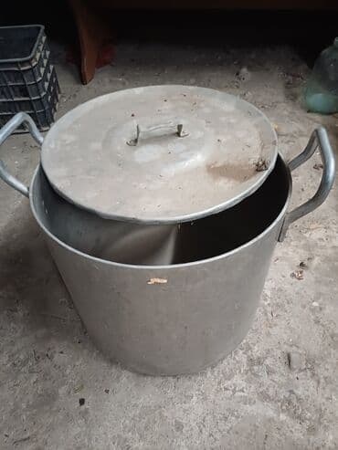 набор эмалированной посуды: Алюминиевая кастрюля с двумя ручками, предназначенная для — 2