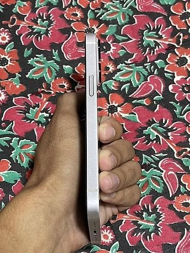 iphone 9 pro max: IPhone 13, белый цвет, две камеры. На экране видно: - Версия iOS: 16.5 — 6
