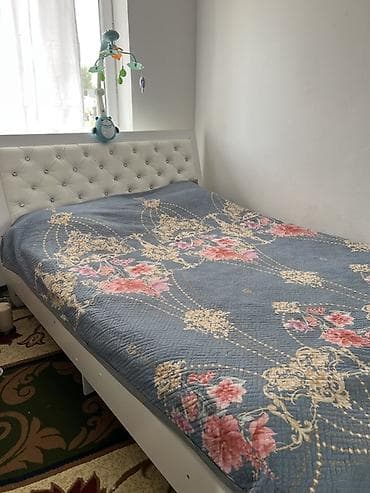 Кровати: Двуспальная кровать, Б/у, С матрасом, длина - 200 см — 1