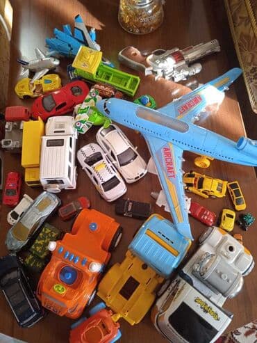 машинка на управление: Набор разнообразных игрушек для детей. Включает в себя фигурки людей — 3