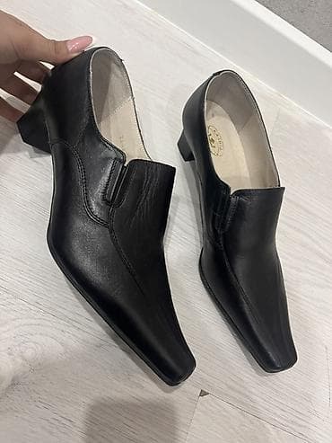 Классические женские туфли-лоферы на невысоком каблуке. - Цвет