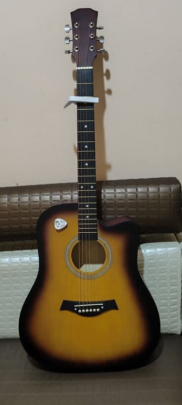 Акустическая гитара с вырезом (тип корпуса Dreadnought Cutaway), 6