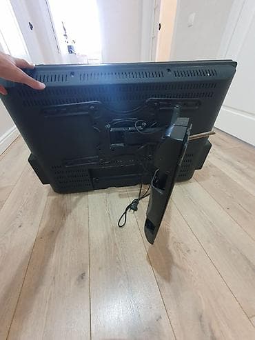 Телевизор Hitachi, диагональ примерно 32" (визуально). Плоская панель — 2