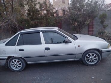 Серебристый 4‑дверный хэтчбек/седан компакт‑класса. Основные