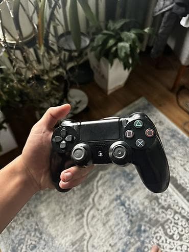 Беспроводной геймпад Sony DualShock 4 для PlayStation 4 в черном