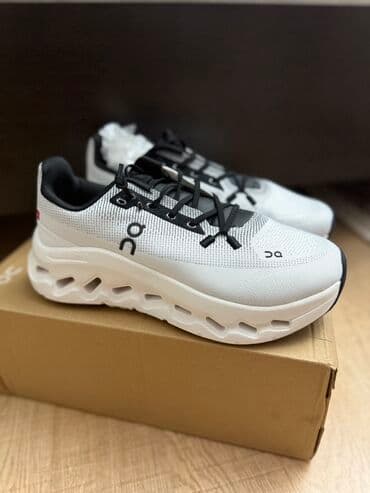 Продаются Кроссовки On Running (логотип «OC») в бело‑черной расцветке