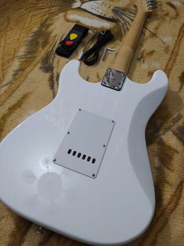 Гитары: Мощная реплика легендарного Fender Stratocaster! Белый корпус — 5