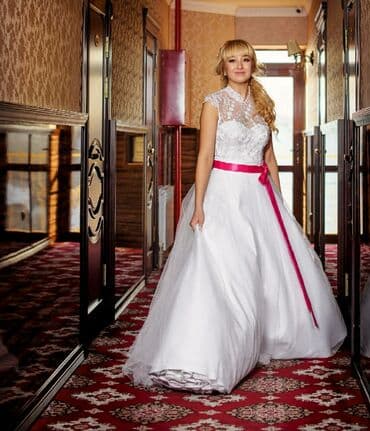 свадебное платье трансформер 2 в 1: Свадебное платье, La Sposa, M (EU 38), С фатой, Дизайнерское, Гипюр, Пышное, Россия, Кружево, Пайетки, Стразы, Б/у — 2