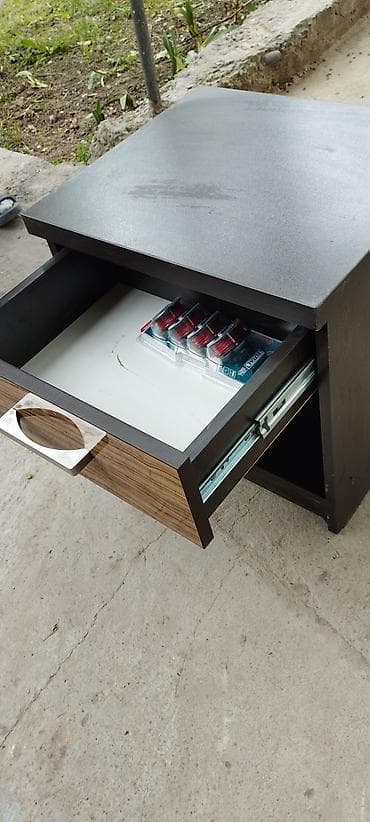 полочные стеллажи: Прикроватная тумба в темном цвете с одним выдвижным ящиком и открытой — 2