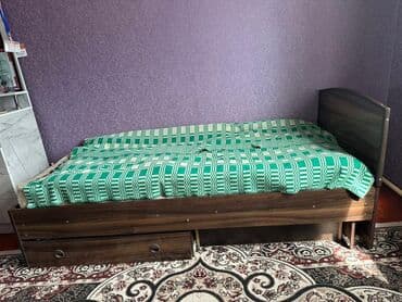 кроватки детские: Кровать из темного дерева с декоративным изголовьем. Эта кровать имеет — 3