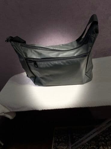 case logic: Сумка через плечо (слинг/мессенджер) темно‑серого цвета. Особенности — 1