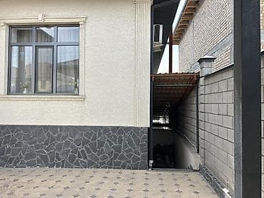 однотонные: Одноэтажный дом с благоустроенным двором и летней зоной барбекю. Дом — 7