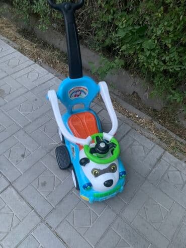 Детская машинка-каталка с ручкой для родителей. Изготовлена из