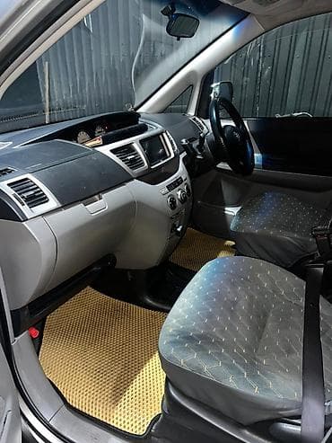 кен булун: Toyota Voxy: 2004 г., 2 л, Автомат, Бензин, Вэн/Минивэн — 7