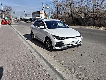 черный byd: BYD E2: 2024 г., Электромобиль, Кроссовер — 5