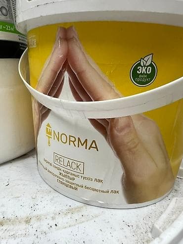 Банка лака Norma Relack. Этот глянцевый бесцветный лак предназначен