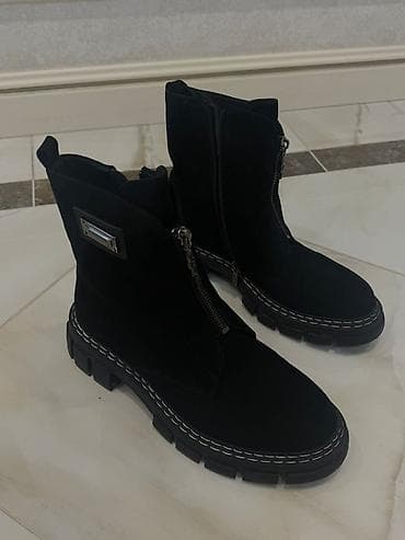 40: Женские ботинки из чёрной замши с массивной протекторной подошвой. - — 1