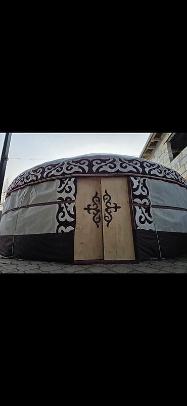 кыргызский национальный: Юрта (традиционная кочевая палатка) с резными дверями и полным — 2