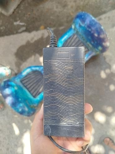 самокаь: Гироскутер с ярким корпусом под "космическую" тематику, который — 1