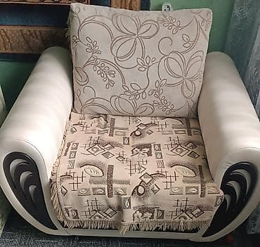 Кресло широкое с мягким сиденьем и большой подушкой-спинкой. Обивка